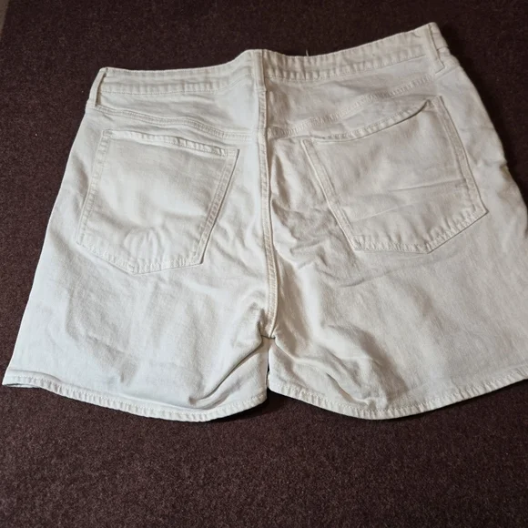 Old Navy OG Straight Shorts In Off White Size 18 Denim - Picture 7 of 8